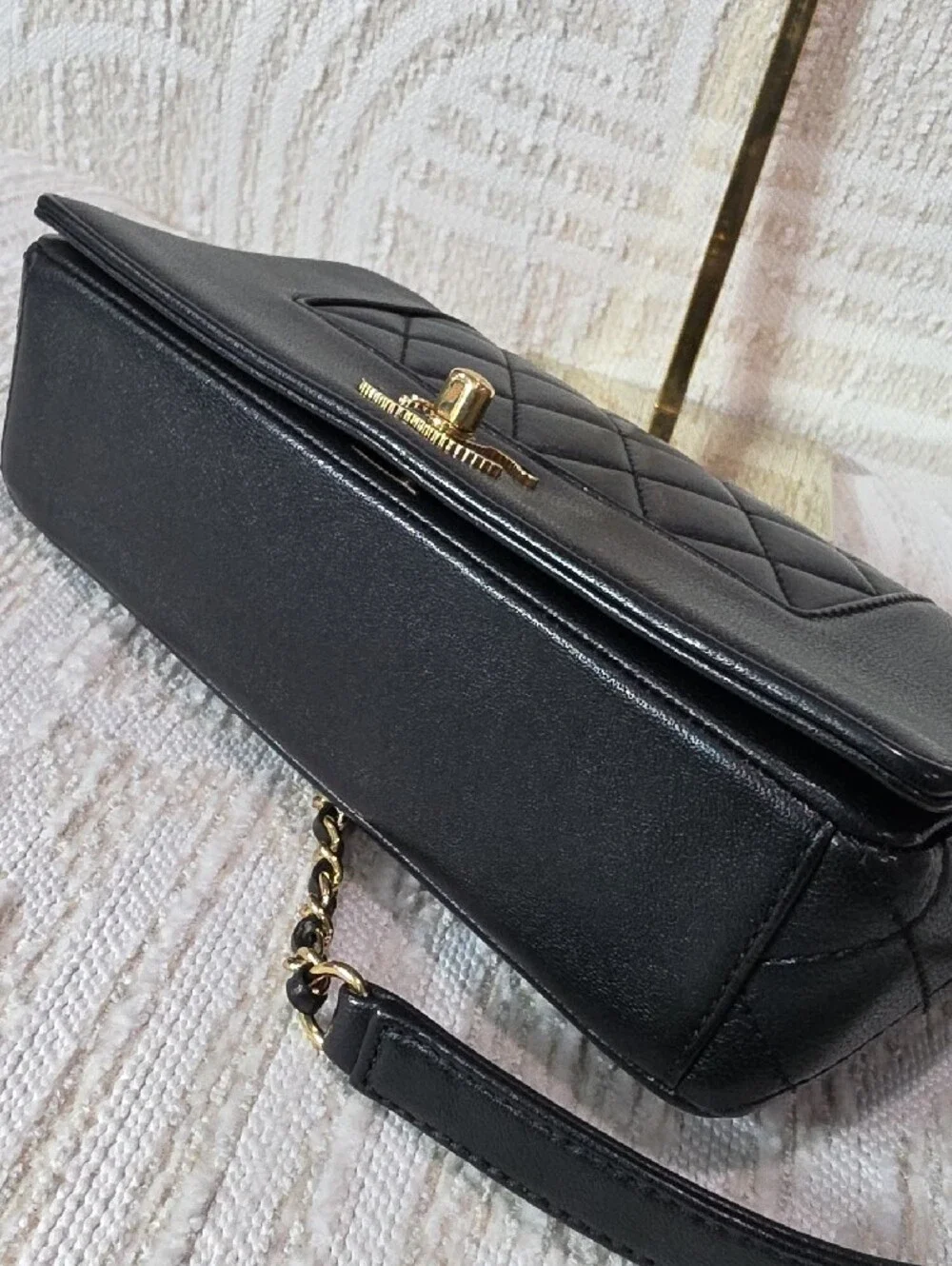 CHANEL Black Quilted Leather Shoulder Bag with Gold Chain